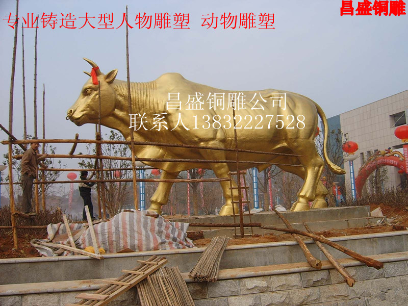广场铜牛雕塑定做，公园铜牛铜像价格哪里铜牛雕塑华尔街铜牛厂家