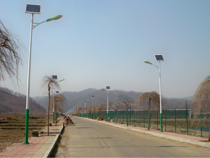 新疆太阳能路灯安装厂家/价格多少钱一个