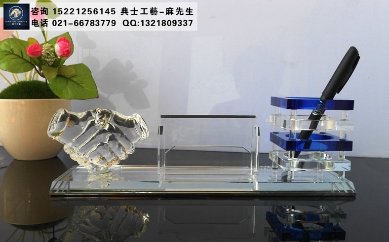西宁市定做水晶握手摆件，水晶笔筒摆件，单位会议活动礼品图片
