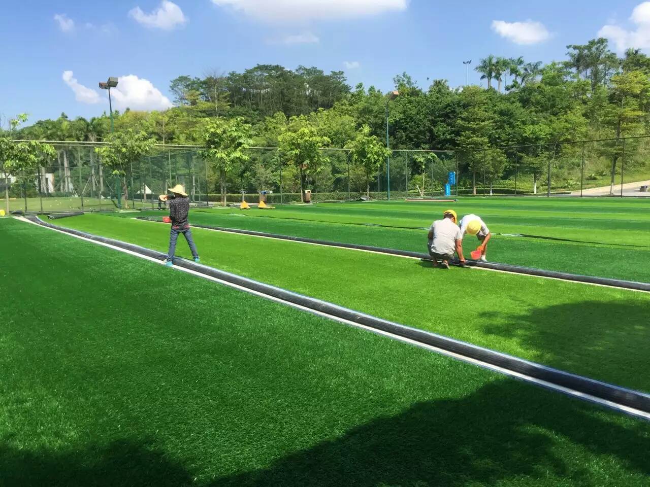 广西南宁人造草坪 人造草足球场 幼儿园人造草坪施工做法