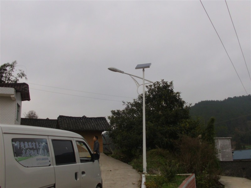 新龙县太阳能路灯***格-太阳能路灯厂家电话
