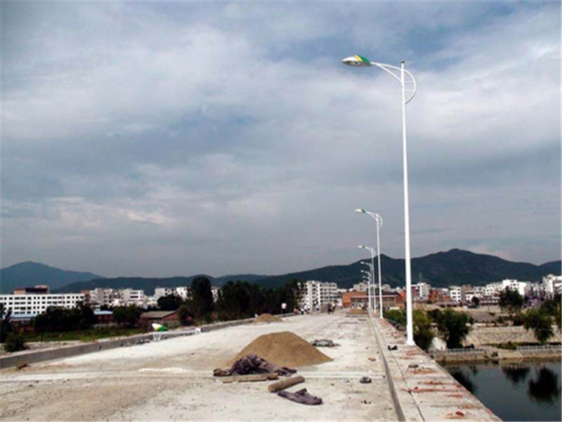 鄂温克族自治旗太阳能路灯厂家/6米7米太阳能路灯价格