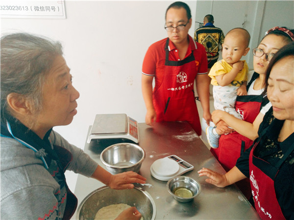 饺子培训  保定味霆饺子培训,学员从零基础开始学起,十年实体店经验师傅手把手教学员饺子技术，学员全程实操加理论学习,将所有制作步骤和独方***，全套教给你，让您学会即可售卖营业。包教包会，随到随学，学会为止3.jpg